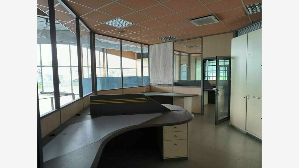Loue bureaux de 600m² à Saint Pantaléon de Larche