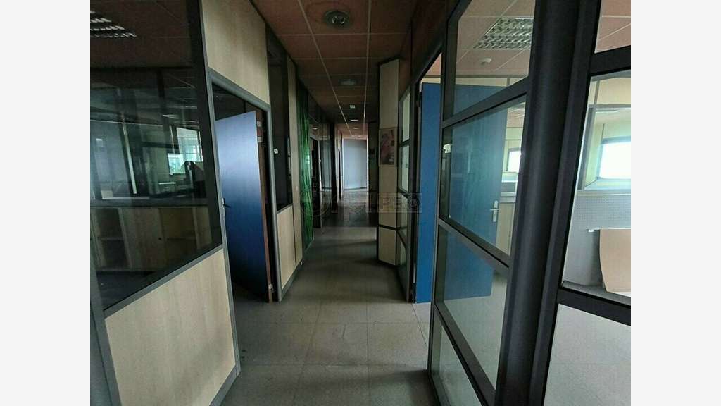 Loue bureaux de 600m² à Saint Pantaléon de Larche