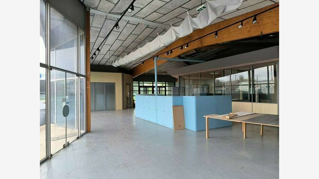 Loue bureaux de 600m² à Saint Pantaléon de Larche