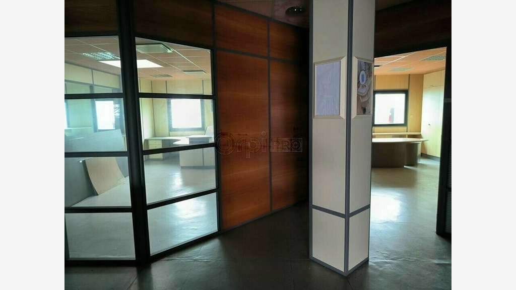 Loue bureaux de 600m² à Saint Pantaléon de Larche