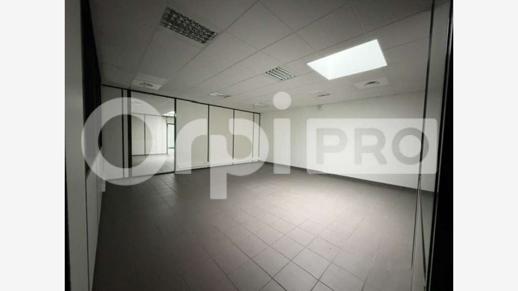 Bureaux de 435 m² à louer  Saint-Priest