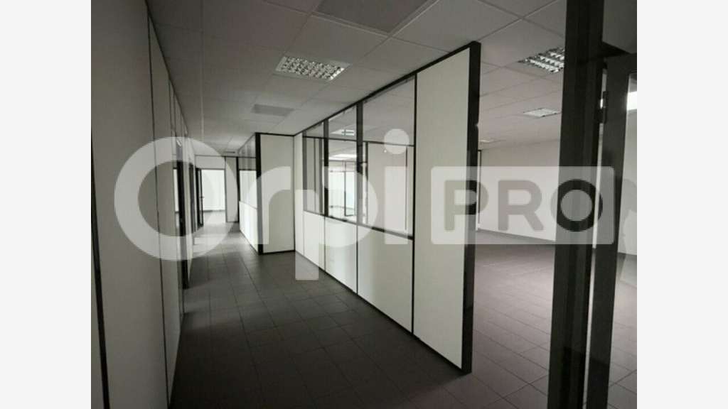 Bureaux de 435 m² à louer  Saint-Priest