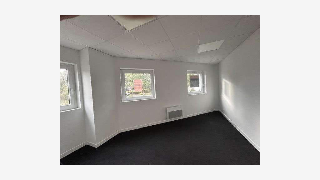 A louer bureaux rénovés 144m² parking privé à Séné