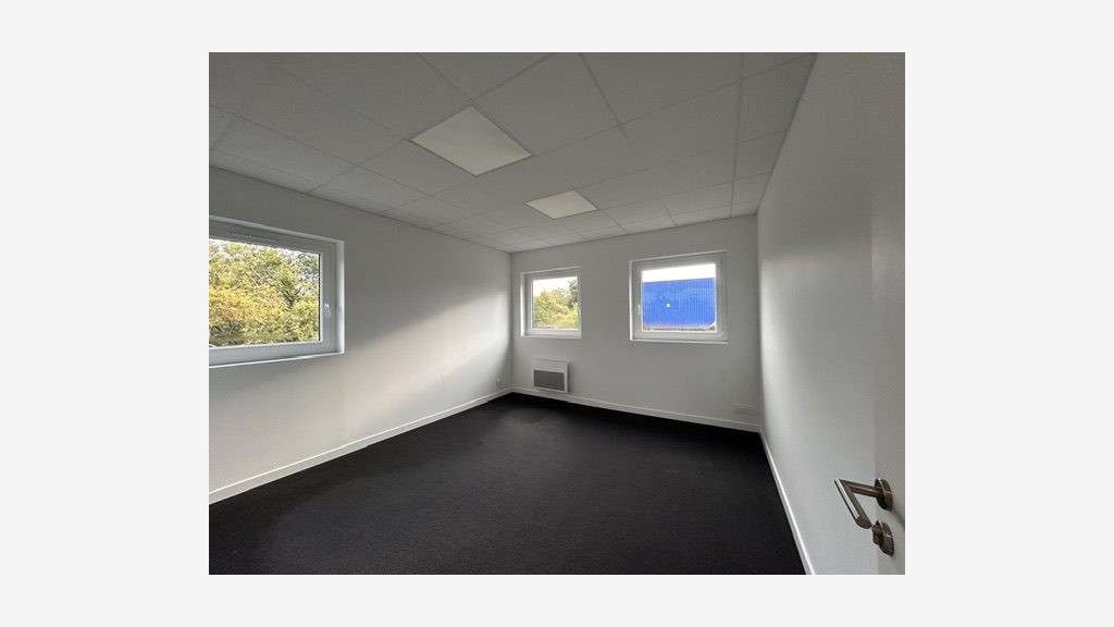 A louer bureaux rénovés 144m² parking privé à Séné