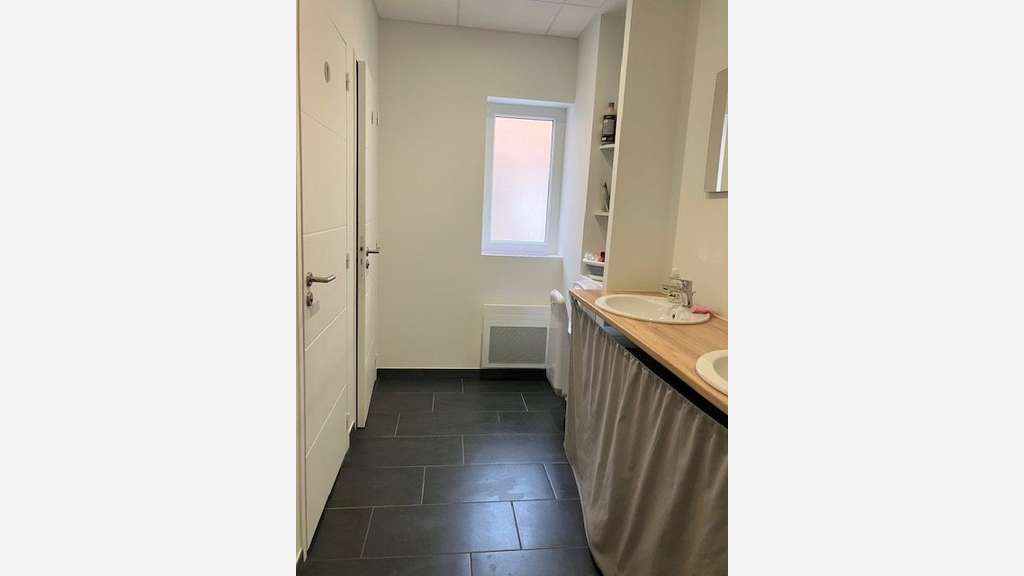 A louer bureaux rénovés 144m² parking privé à Séné