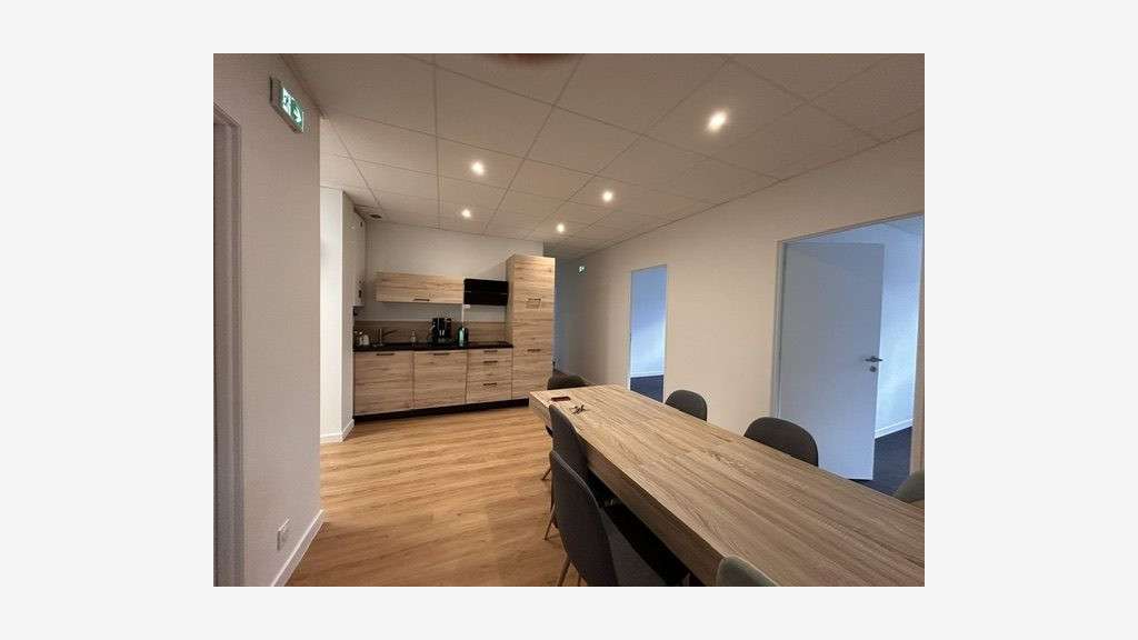 A louer bureaux rénovés 144m² parking privé à Séné