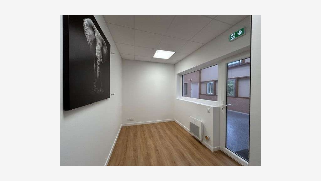 A louer bureaux rénovés 144m² parking privé à Séné