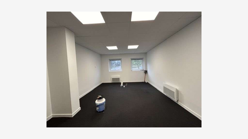 A louer bureaux rénovés 144m² parking privé à Séné