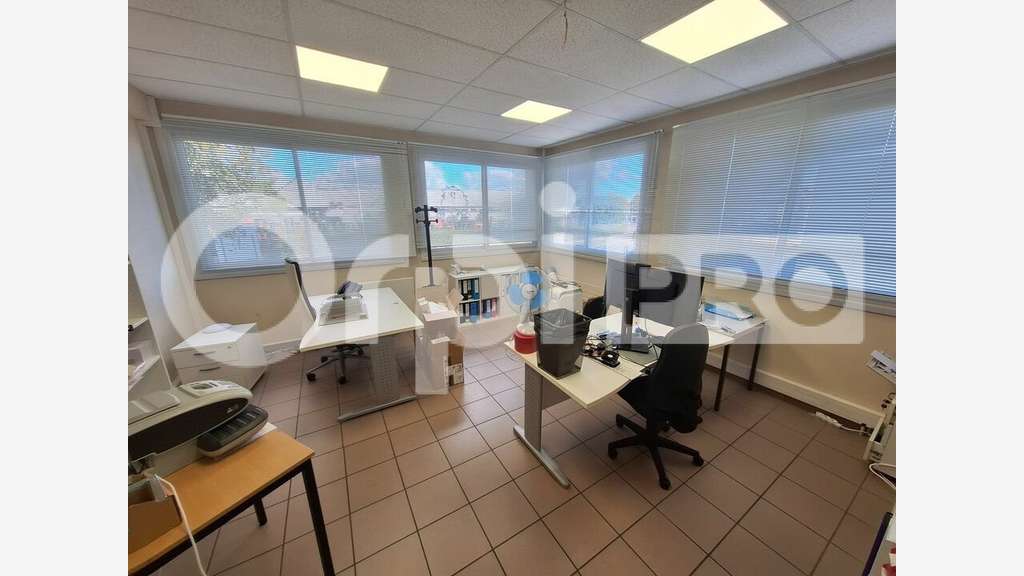 Bureaux en bon état général 112m² à louer à Senlis