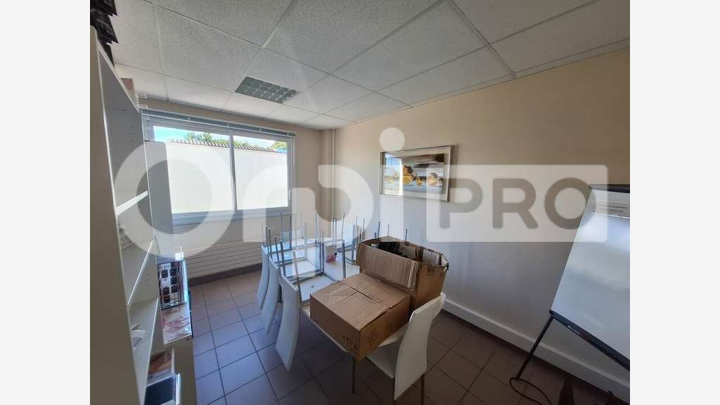 Bureaux en bon état général 112m² à louer à Senlis
