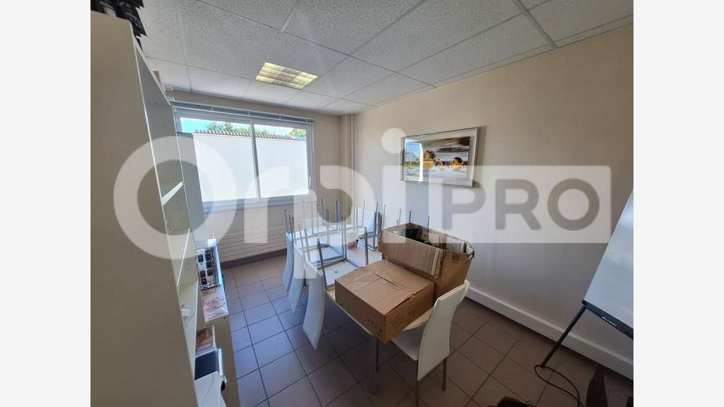Bureaux en bon état général 112m² à louer à Senlis