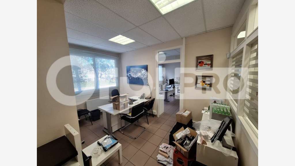 Bureaux en bon état général 112m² à louer à Senlis