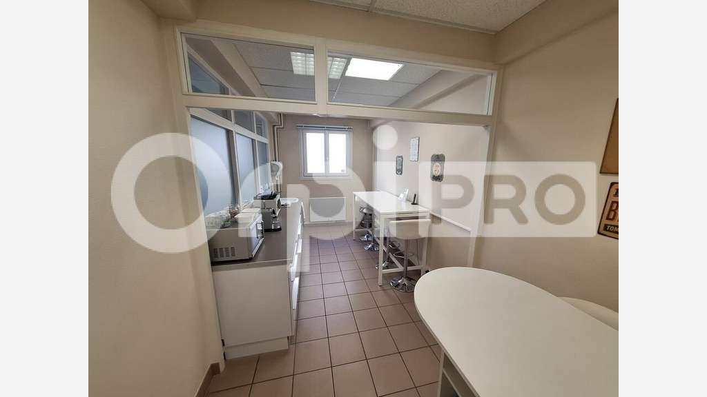 Bureaux en bon état général 112m² à louer à Senlis