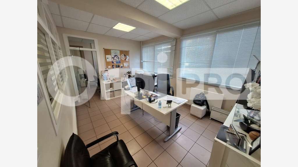 Bureaux en bon état général 112m² à louer à Senlis