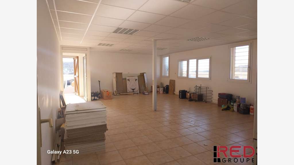 A louer bureau 67m² R+1 ZA de Septème-les-Vallons
