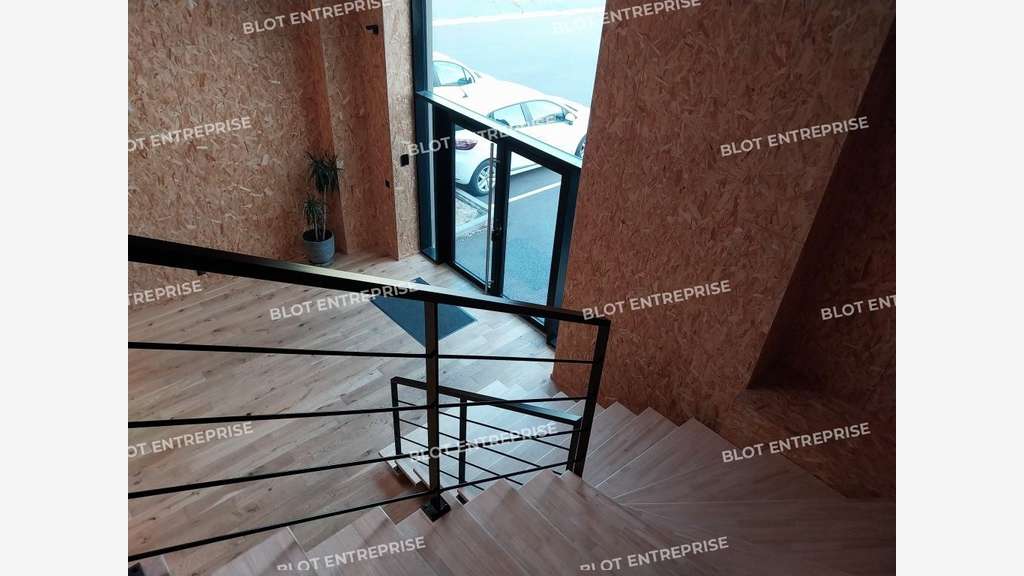 A louer bureau de 14m² au 1er étage à Taden