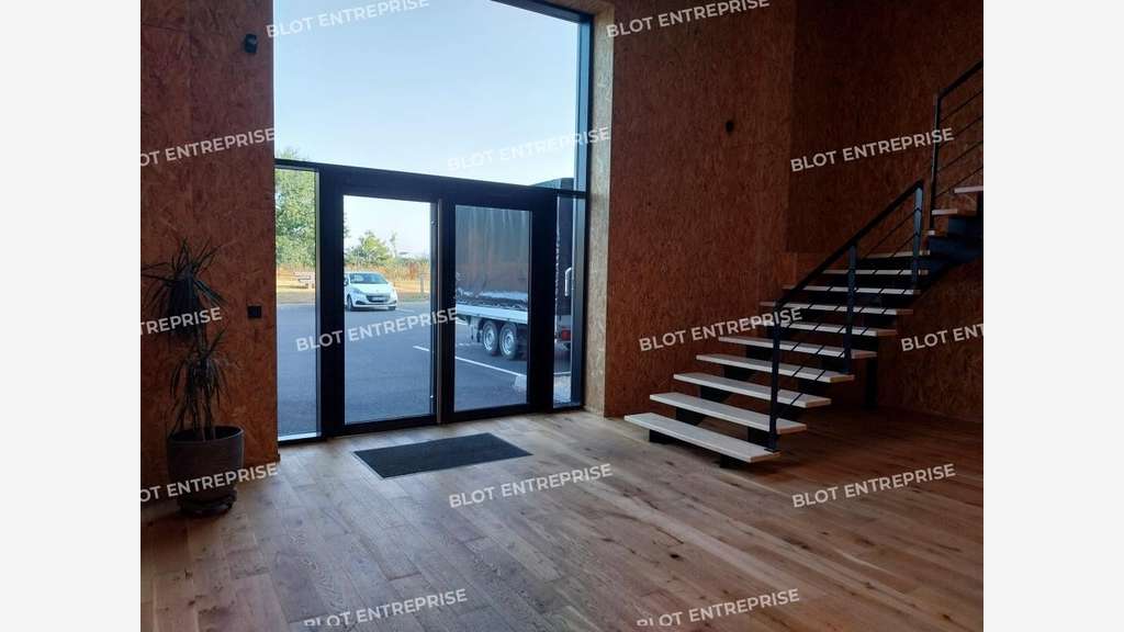 A louer bureau de 14m² au 1er étage à Taden
