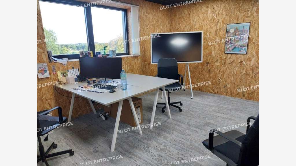 A louer bureau de 14m² au 1er étage à Taden