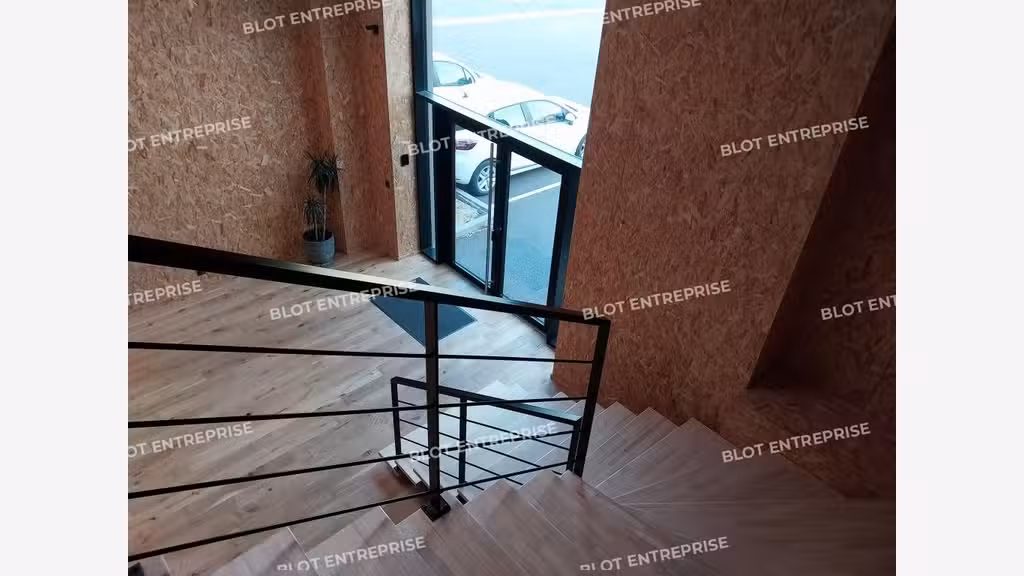 Loue bureau indépendant 18m² au 1er étage à Taden