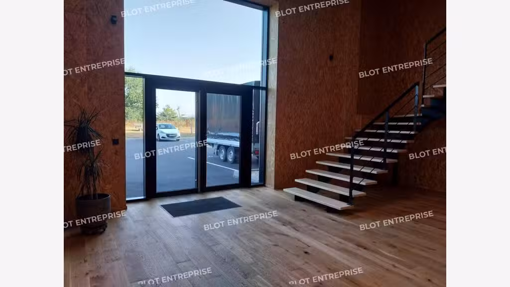 Loue bureau indépendant 18m² au 1er étage à Taden
