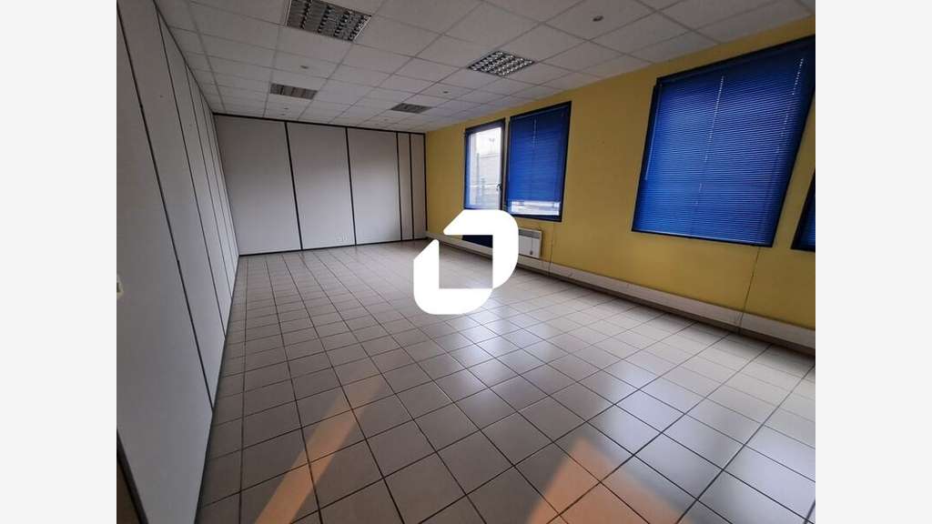 A louer Bureaux 300m² Templemars