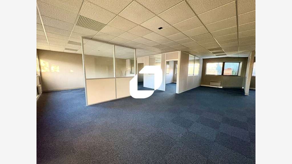 A louer Bureaux 593m² Toussus le noble