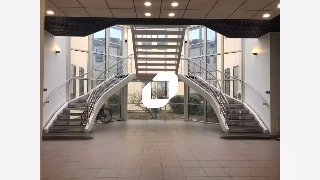 A louer Bureaux 1333m² Trappes