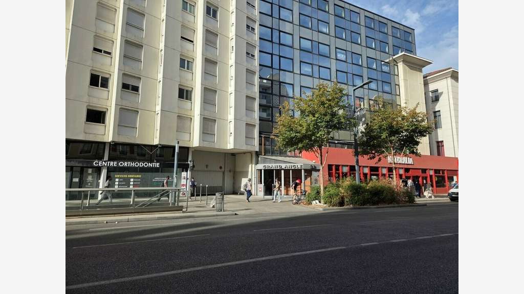 Bureau 79m² R+1 à louer à Villeurbanne  Charpennes