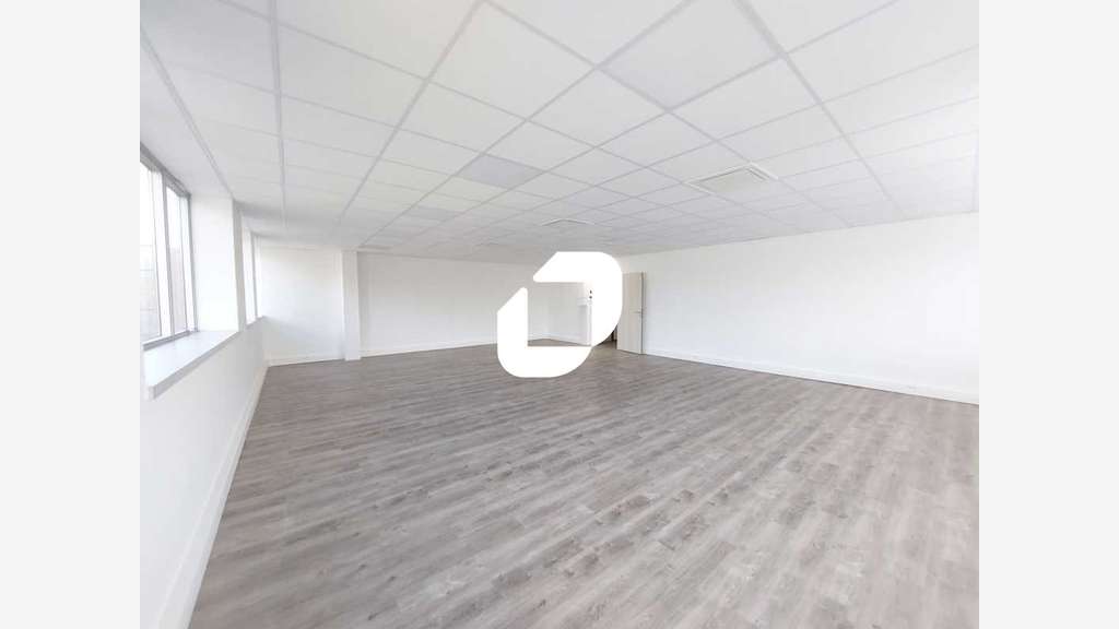 A louer Bureaux 673m² Voisins le bretonneux