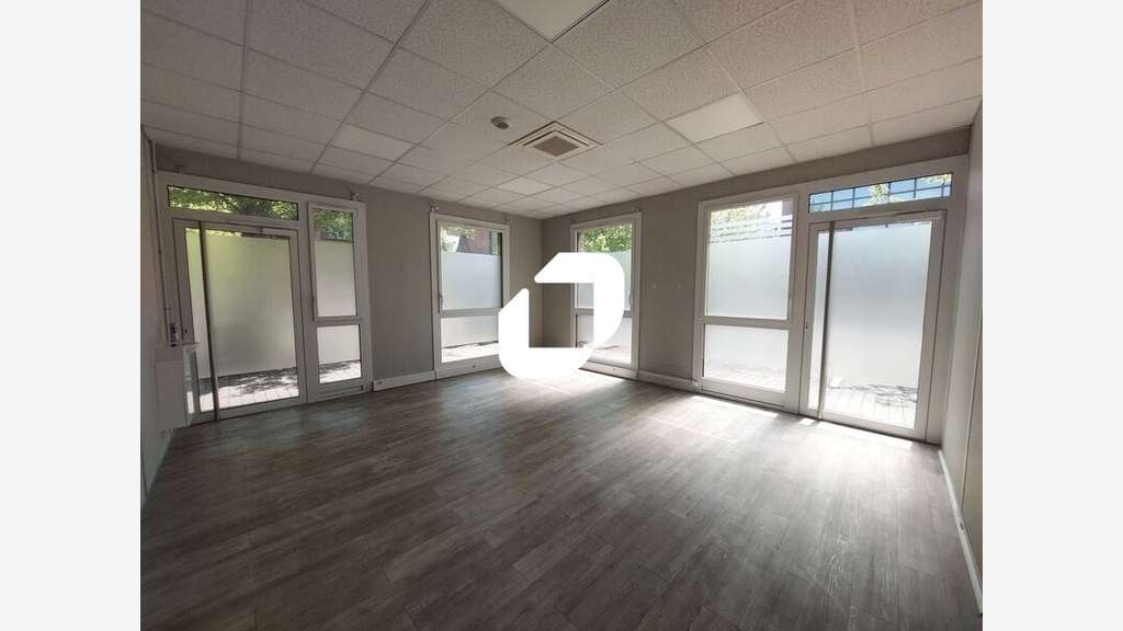 A louer Bureaux 673m² Voisins le bretonneux