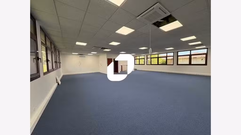 A louer Bureaux 150m² Voisins le bretonneux
