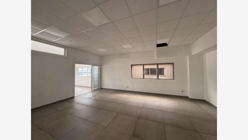 A louer plateau de bureaux 380m² R+1 Baie-Mahault