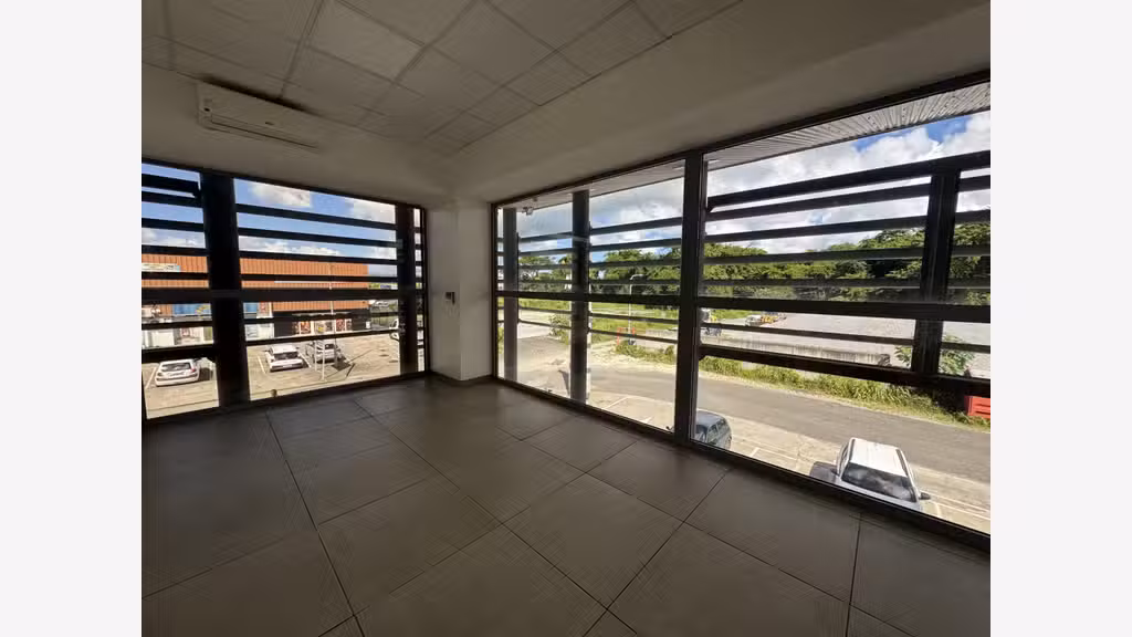 A louer plateau de bureaux 380m² R+1 Baie-Mahault