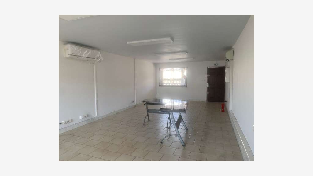 A louer bureaux 110m² en R+1 à Collery Cayenne