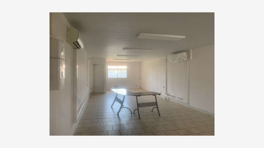 A louer bureaux 110m² en R+1 à Collery Cayenne