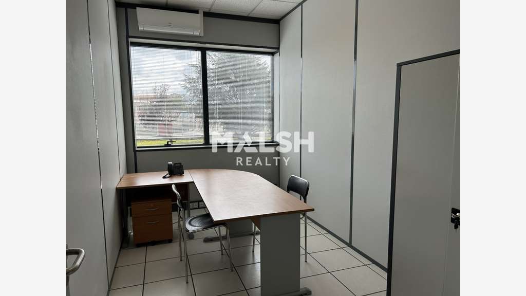 Loue bureaux 127m² en centre d'affaires à Chassieu