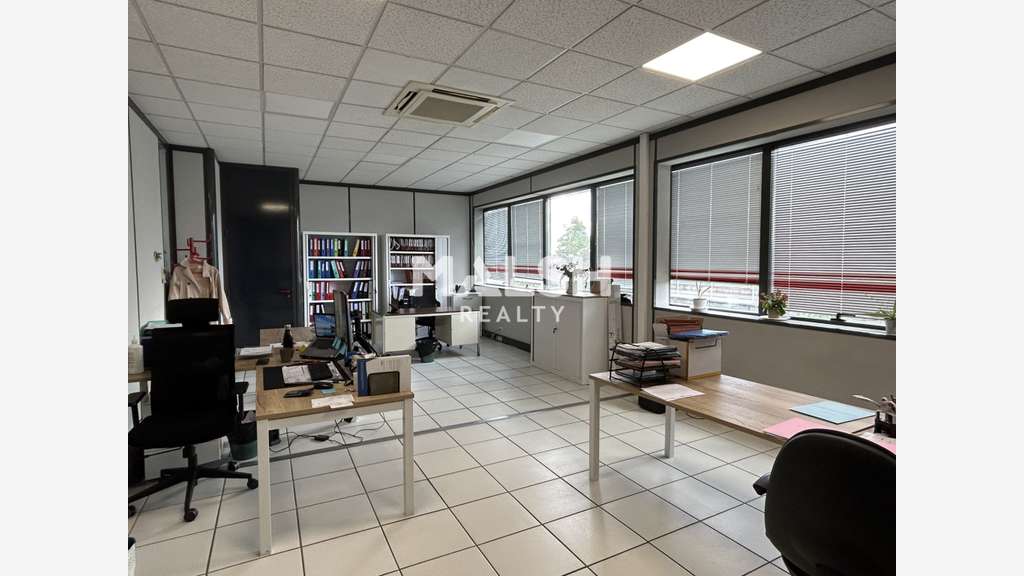 Loue bureaux 127m² en centre d'affaires à Chassieu