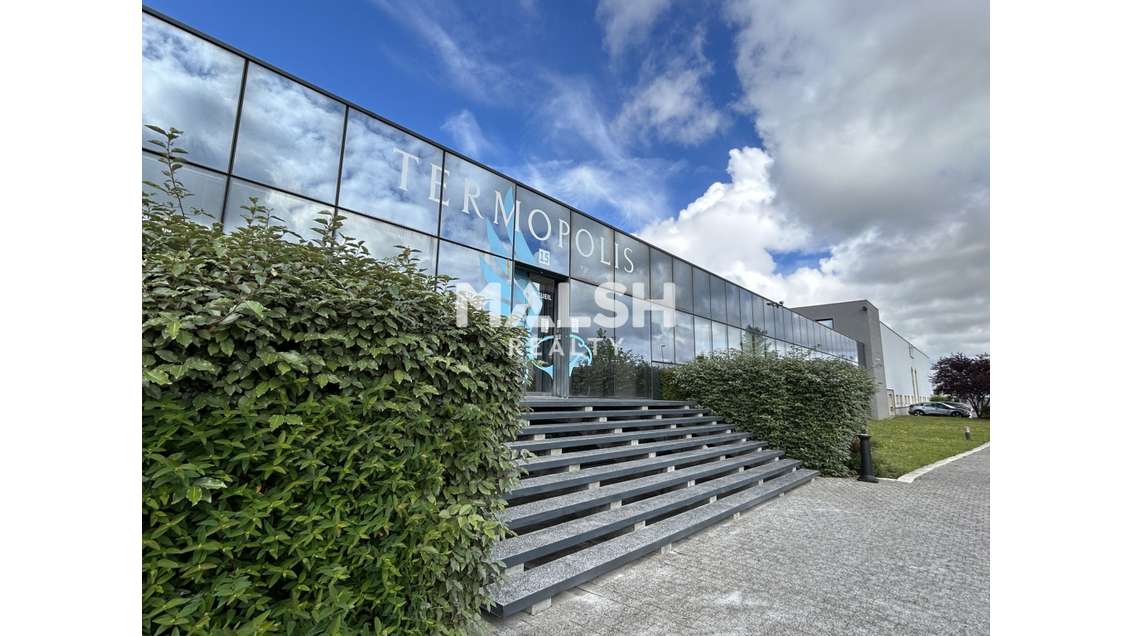 Loue bureaux 127m² en centre d'affaires à Chassieu