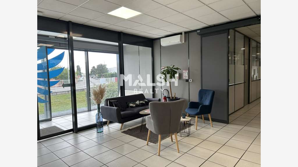 Loue bureaux 127m² en centre d'affaires à Chassieu