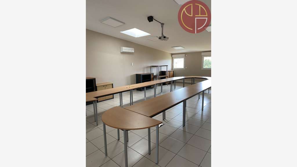 Loue bureaux activité 1350m² à Tournefeuille Pahin