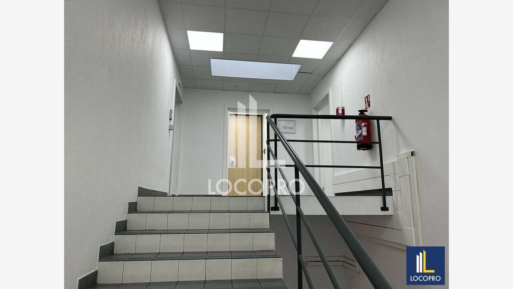 Loue bureaux 143m² au 1er étage au Plan de Grasse
