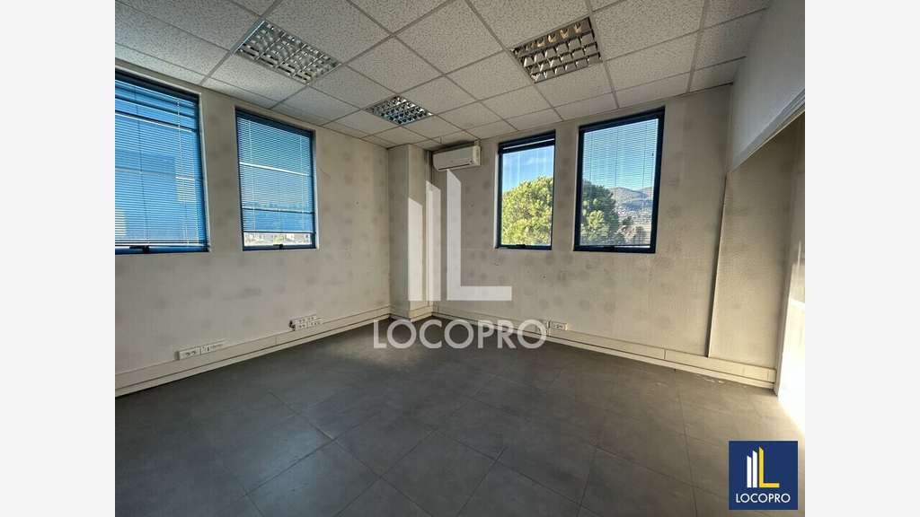 Loue bureaux 143m² au 1er étage au Plan de Grasse