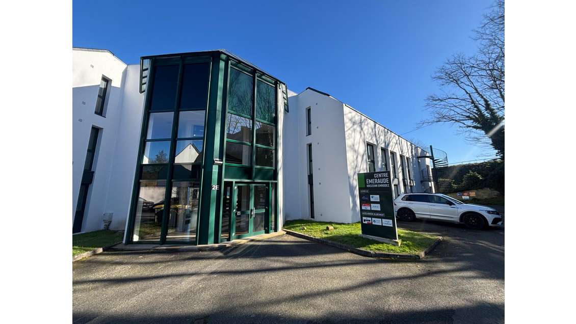 A louer bureaux 200m² + stationnements à Quimper