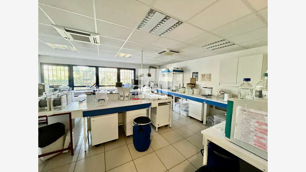 A louer bureaux de 214m² en zone tertiaire de Bron