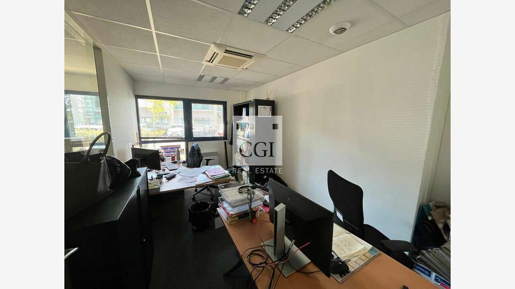 A louer bureaux de 214m² en zone tertiaire de Bron