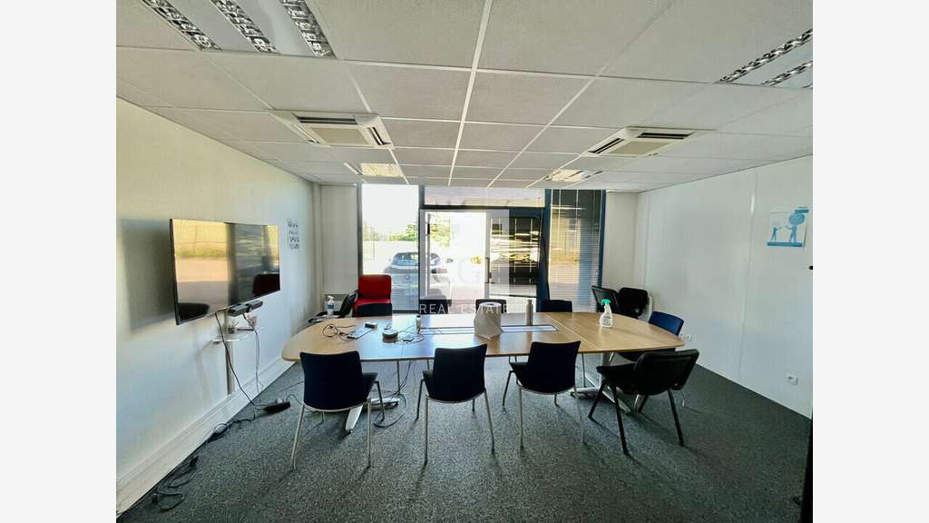 A louer bureaux de 214m² en zone tertiaire de Bron