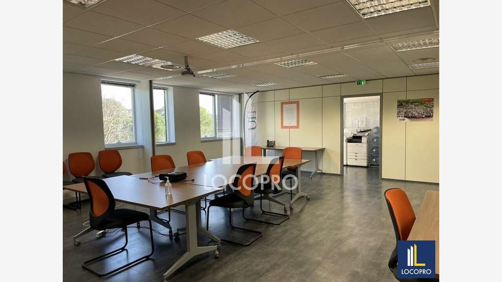 A louer bureaux lumineux de 222m² à Valbonne