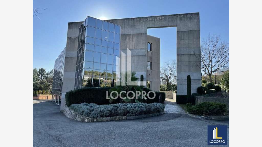 A louer bureaux lumineux de 222m² à Valbonne