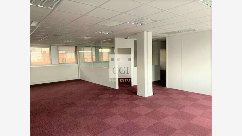 A louer bureaux de 255m² à Bron Saint Exupéry