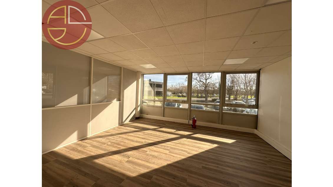 A louer bureaux 95m² RDC très lumineux à Labège